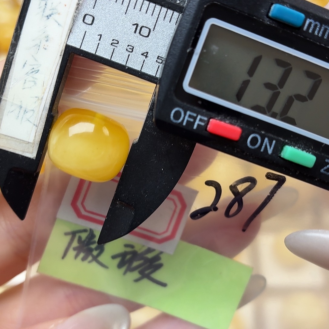 蜜蜡未镶嵌裸石微瑕