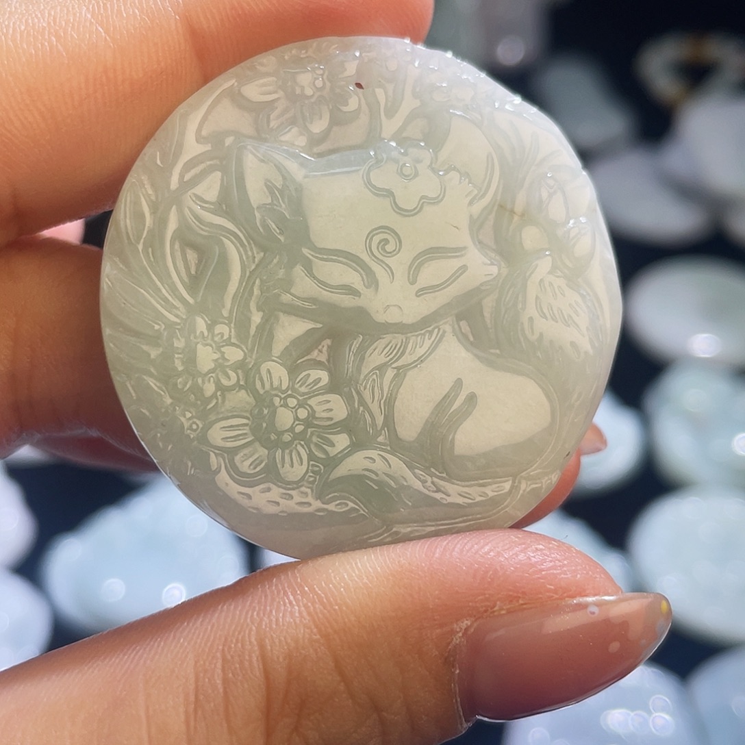 翡翠未镶嵌颈饰狐狸