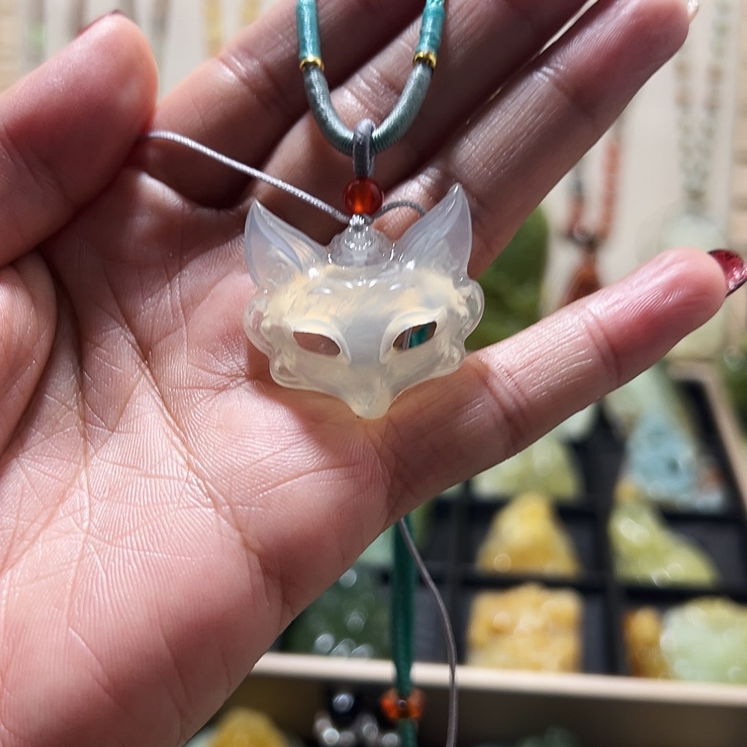 蛇纹石玉颈饰未镶嵌