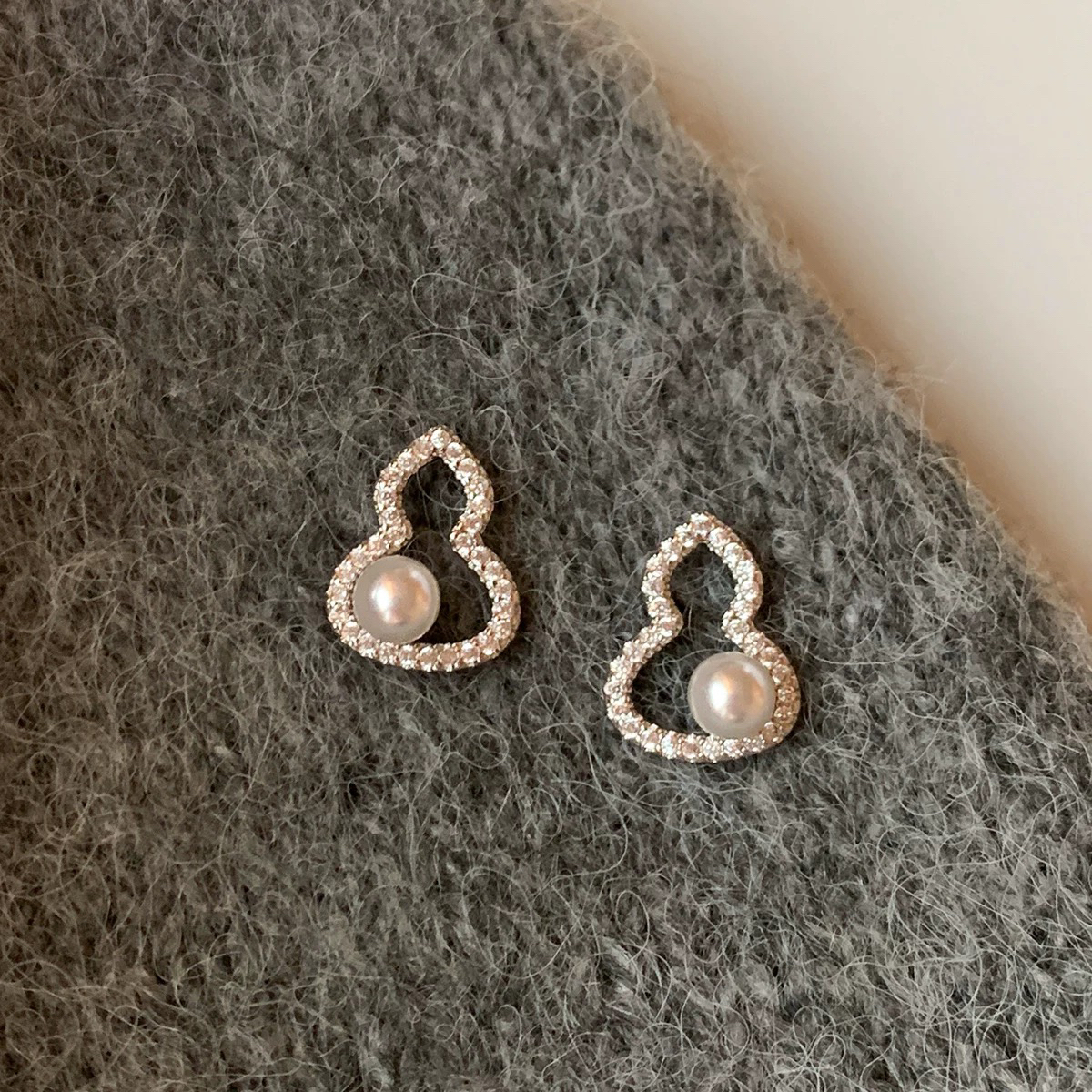 铜合金耳饰 时尚轻奢百搭葫芦耳钉设计感高级简约款耳饰E656