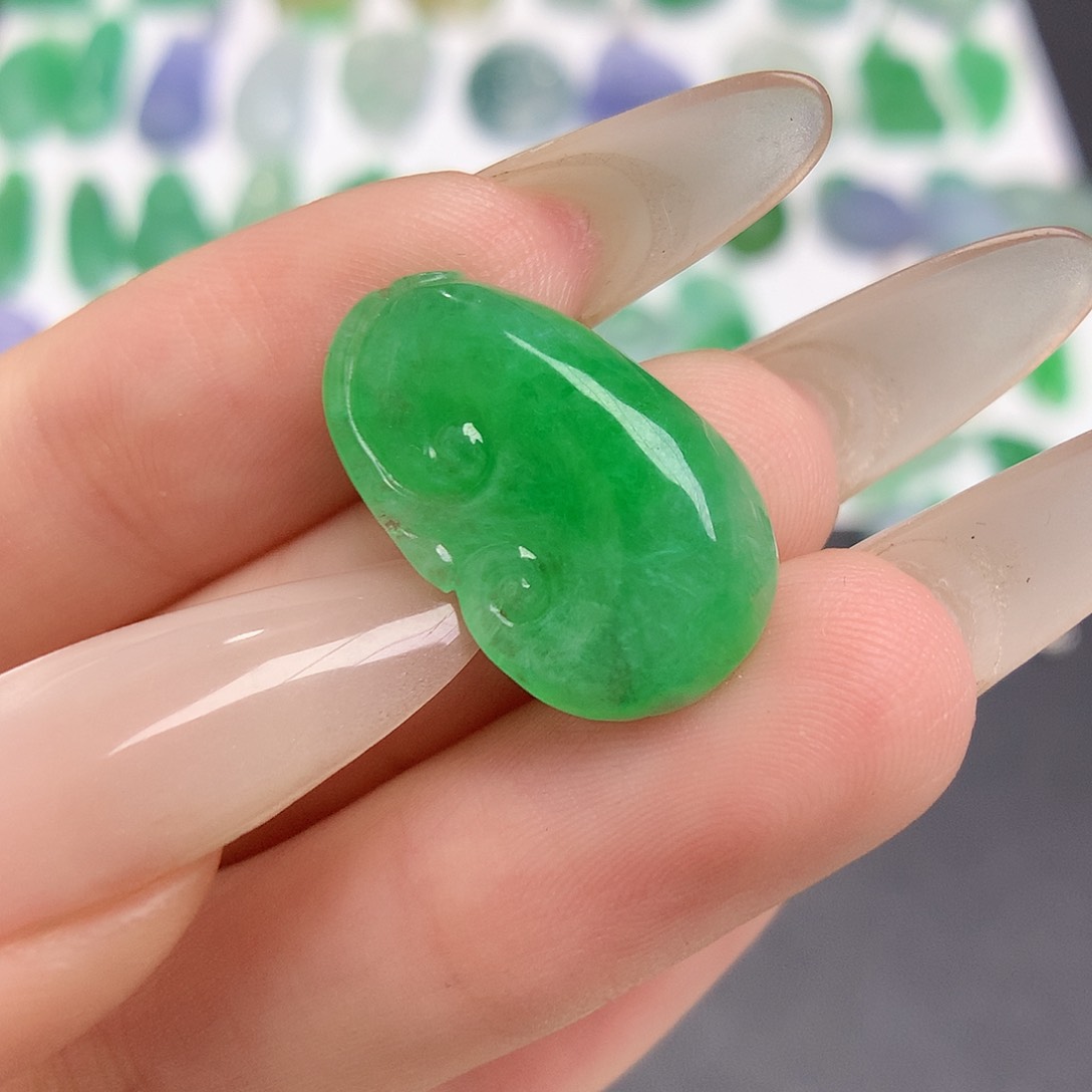 翡翠未镶嵌颈饰如意