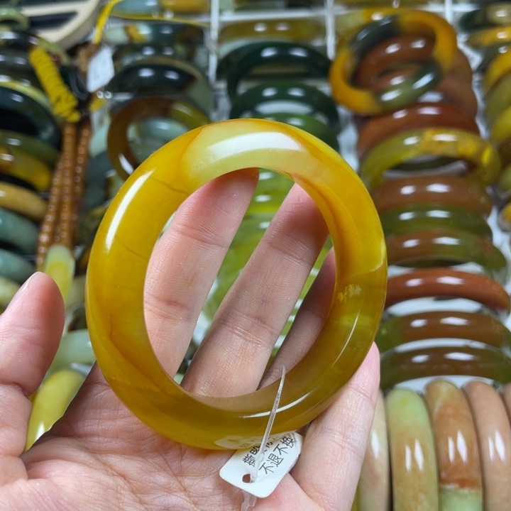 蛇纹石玉手镯未镶嵌兔**宝