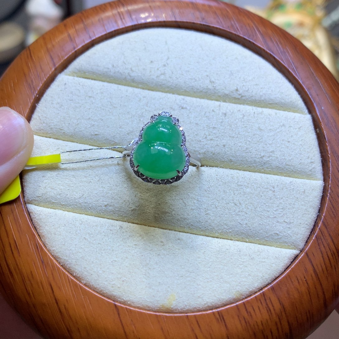 小***画翡翠18K金镶嵌颈饰翡翠