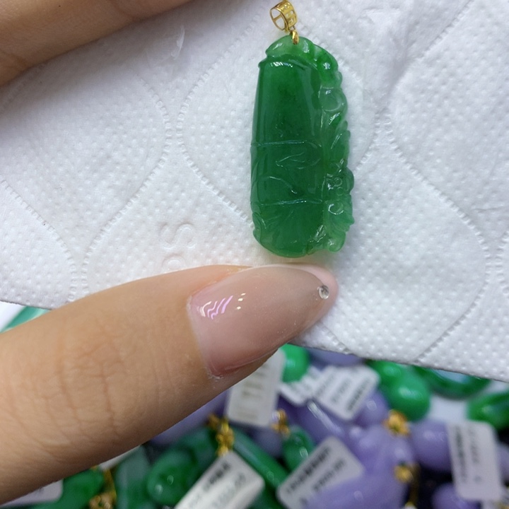 颈饰18K金镶嵌翡翠
