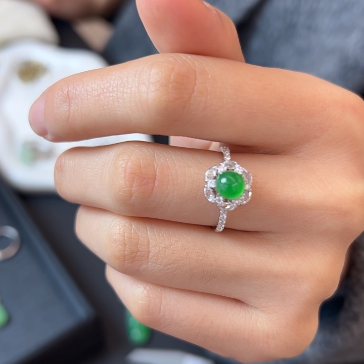 翡翠吊坠(不含链)18K金镶嵌绿蛋