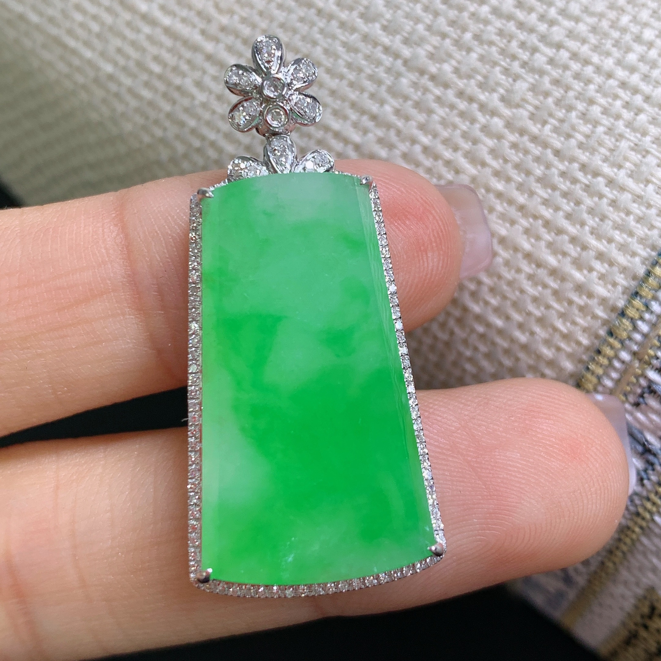 缅甸天然A货翡翠18k金镶嵌飘阳绿无事牌女款吊坠36*16*5.8