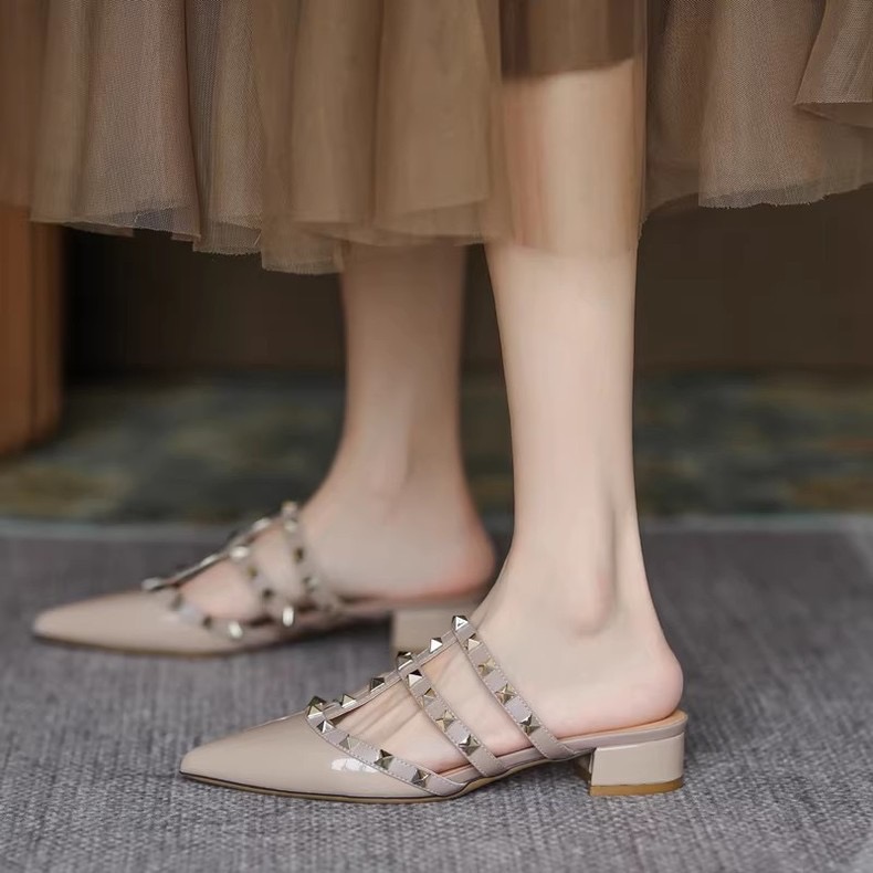 华家2025年新款性感浅口尖头铆钉凉鞋女粗跟裸色高跟鞋包头半拖鞋