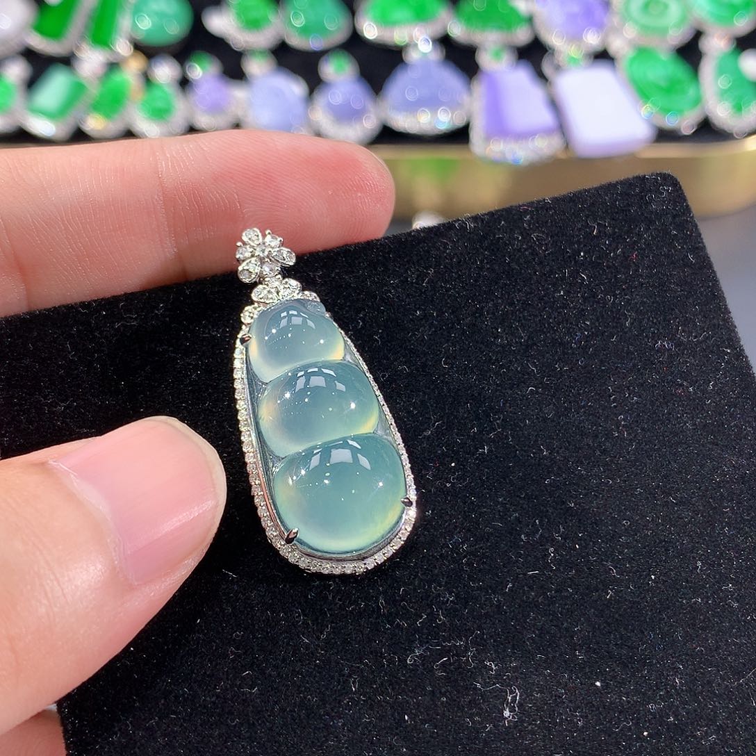 翡翠18K金镶嵌颈饰