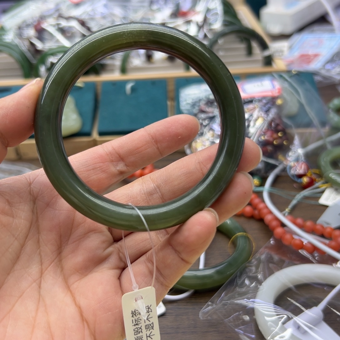 蔷***薇和田玉未镶嵌手镯59.9圈围113