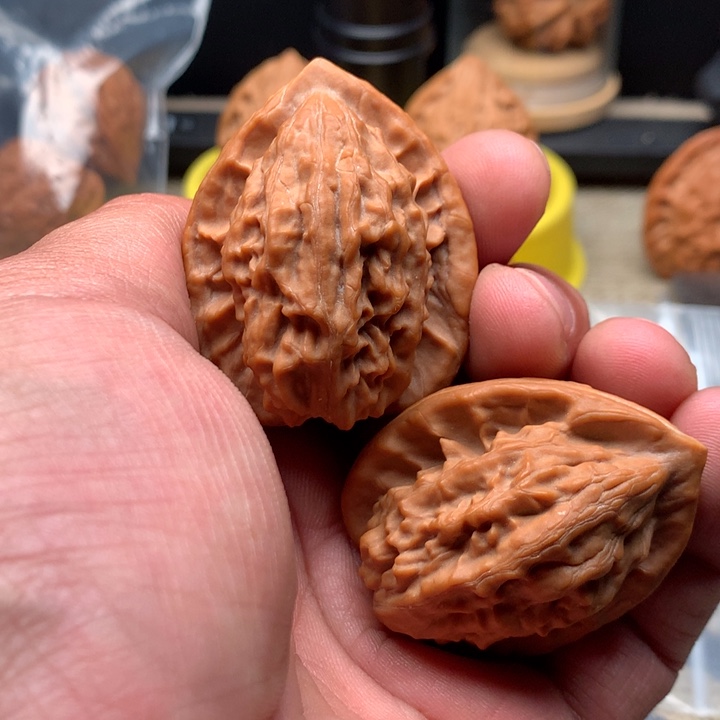 杨***子桃核吊坠大红袍好看