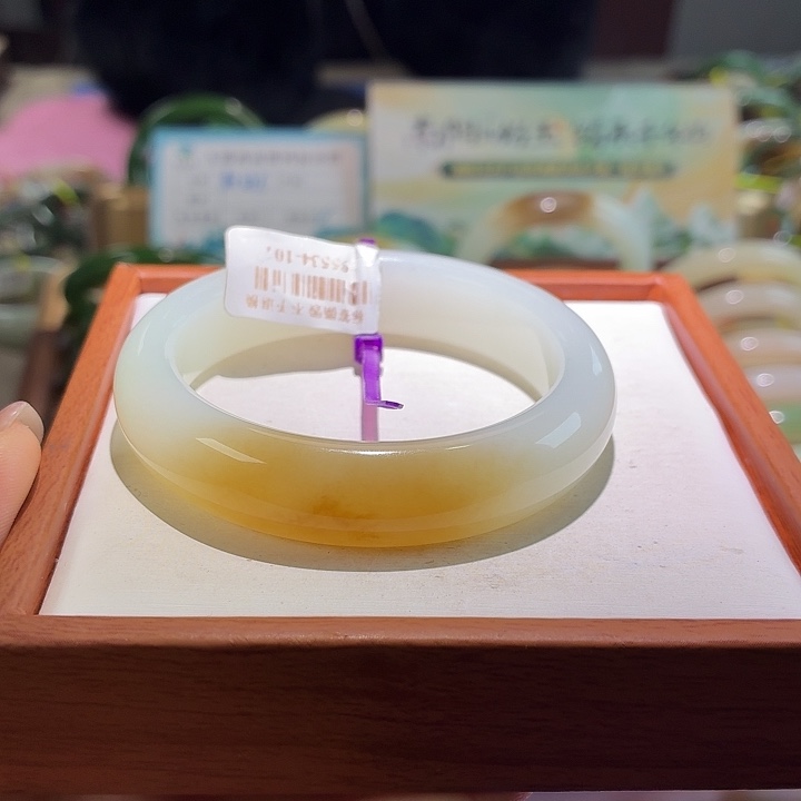 ****淼和田玉未镶嵌手镯