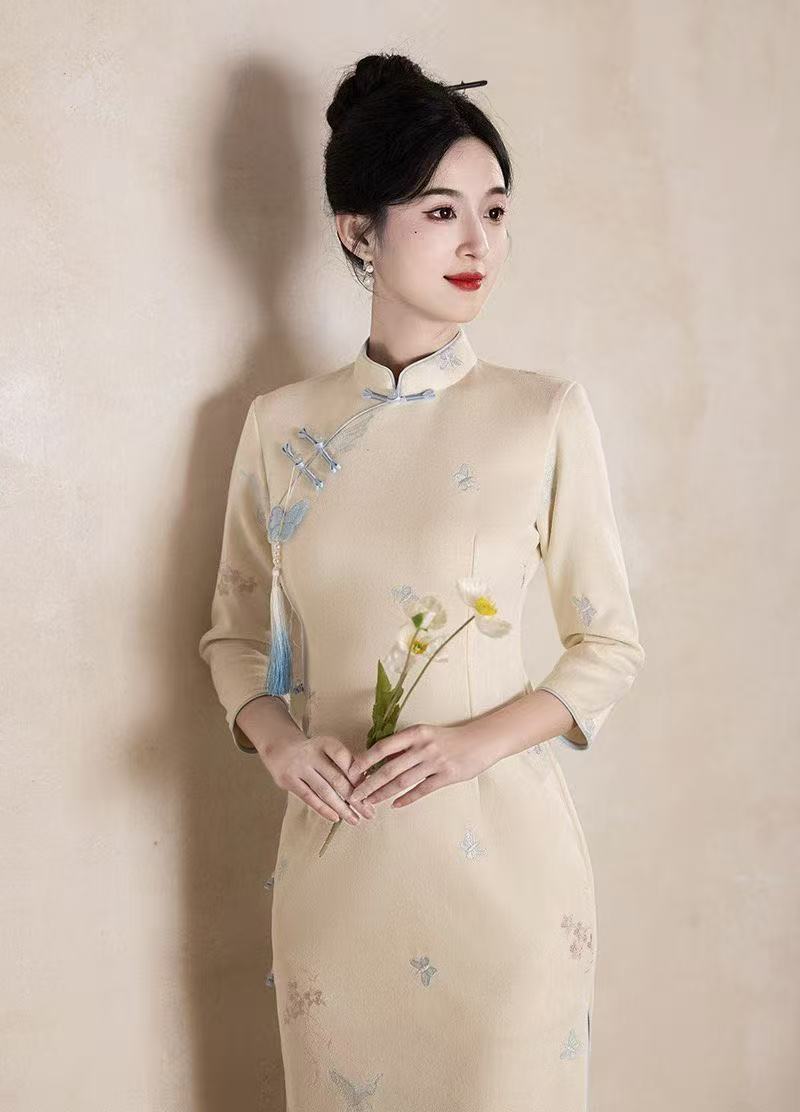 杏影碟梦-2025秋款蝴蝶刺绣新中式改良旗袍年轻曲线高级感日常