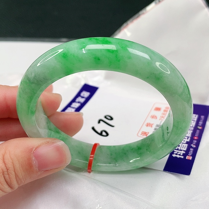 翡翠手镯未镶嵌翡翠
