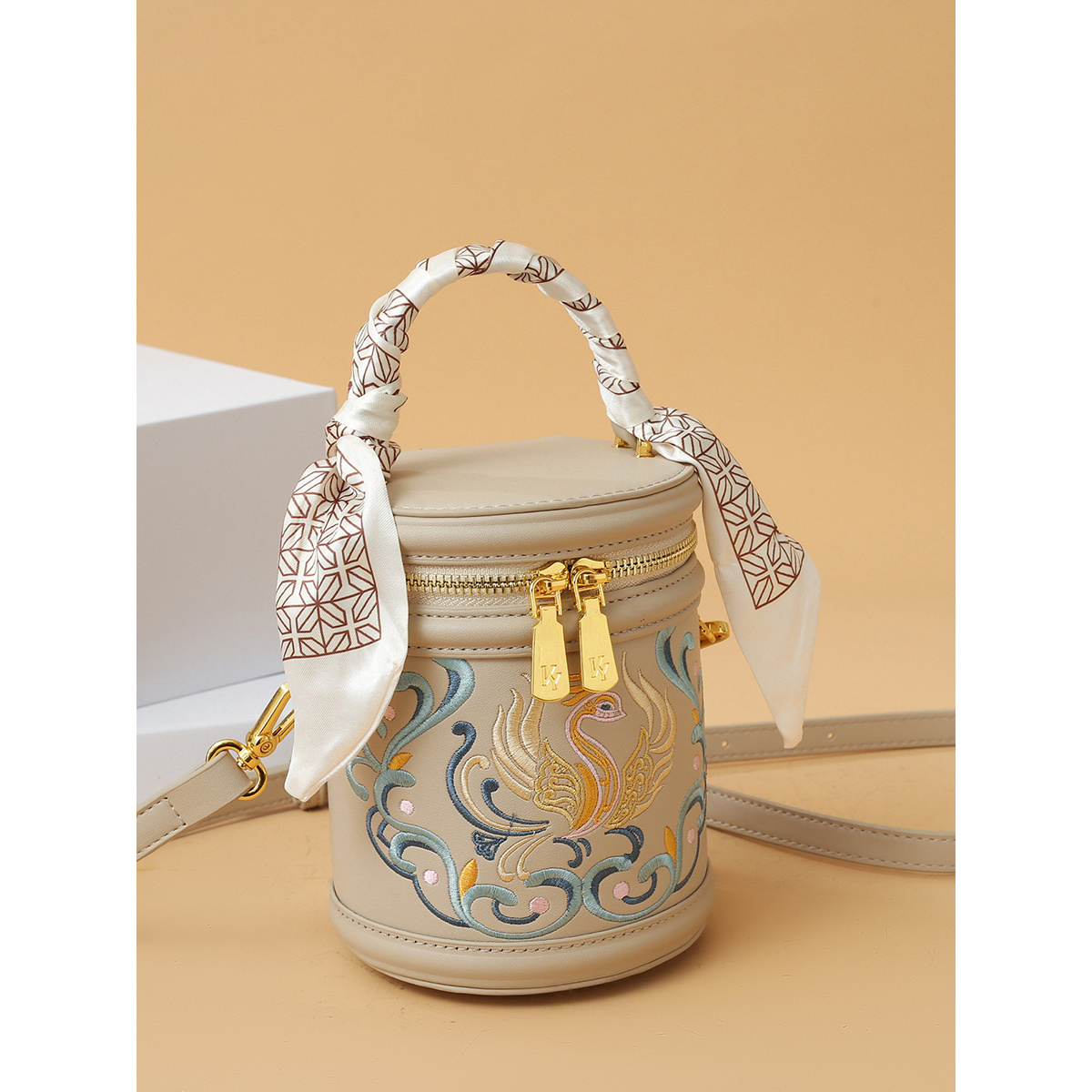 女款刺绣文艺风斜挎包2024秋新款PU材质单肩带水桶包民族风格小众