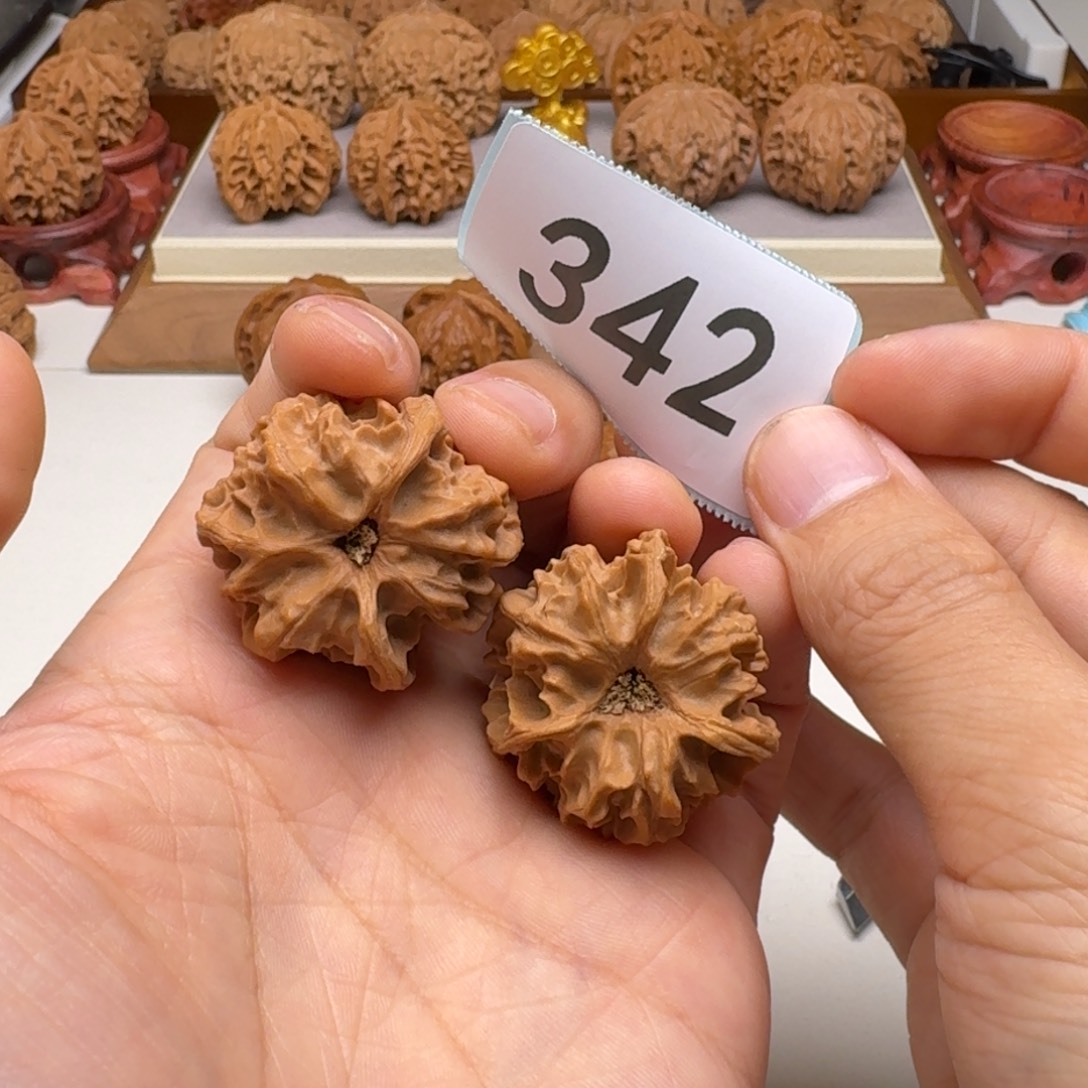 文玩核桃吊坠三棱34