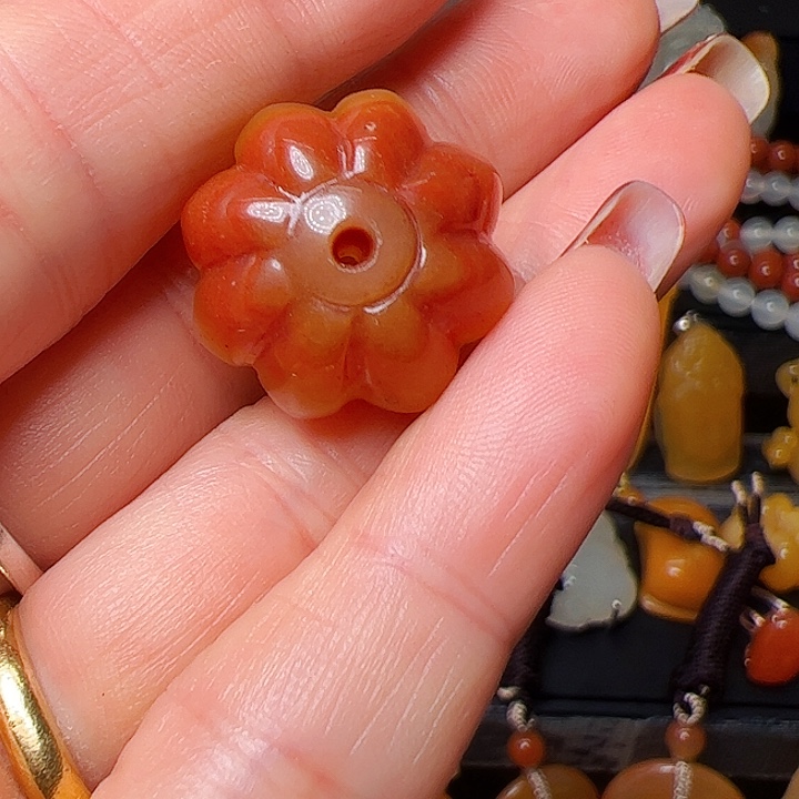 石英质玉（黄龙玉）颈饰合金