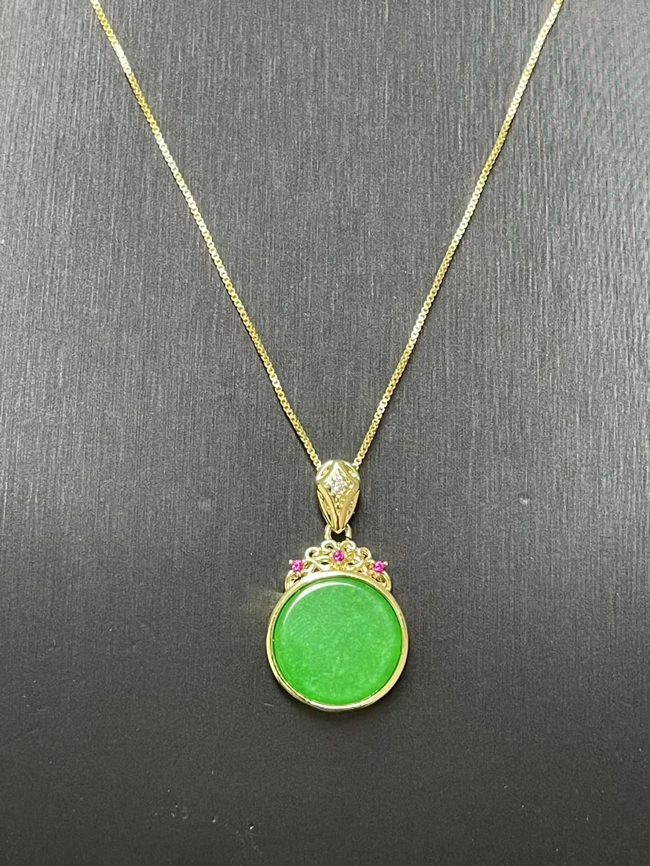 翡翠吊坠气质时尚