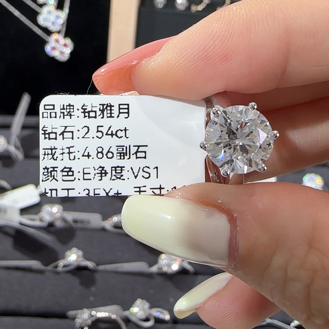 合成钻石18K金镶嵌2.5六爪