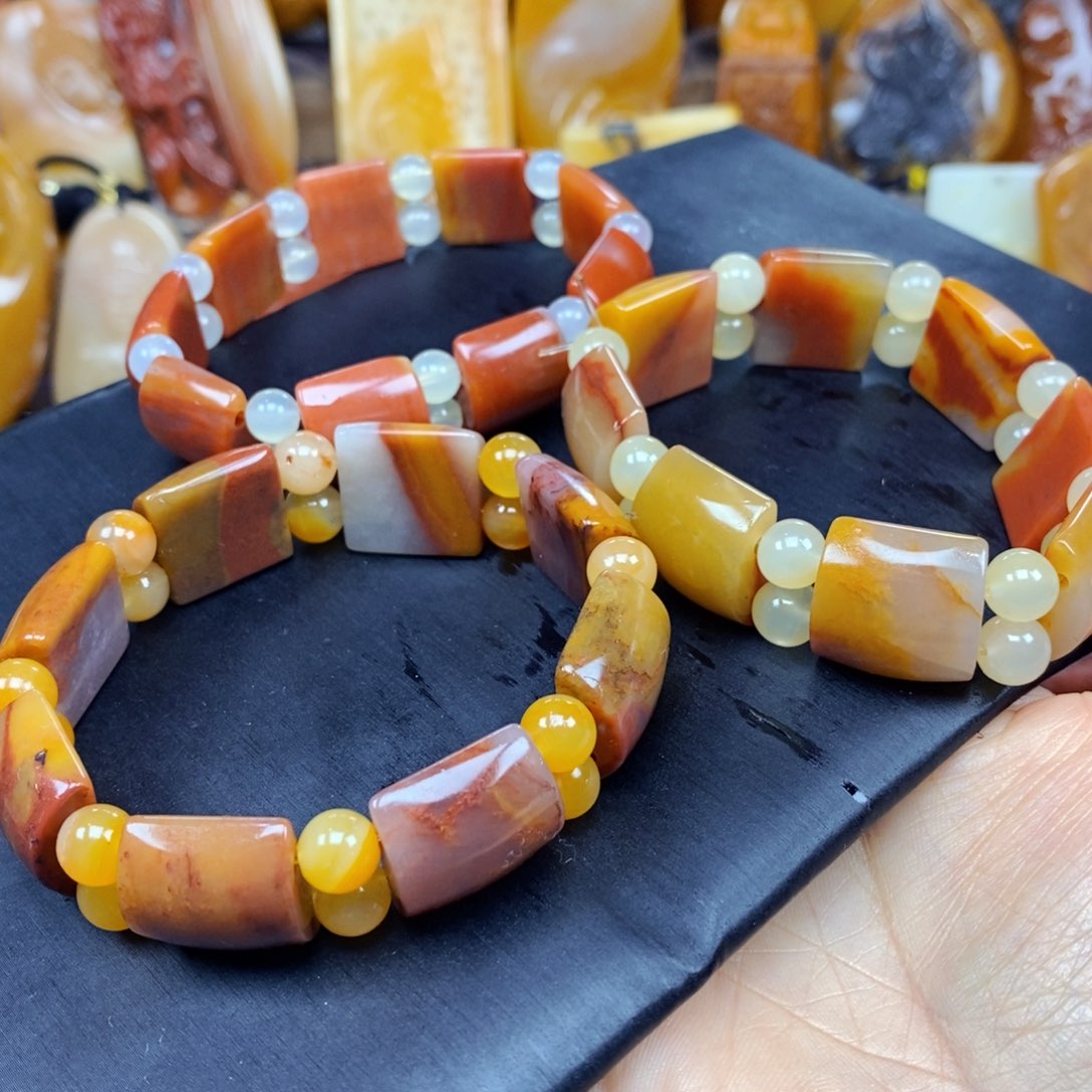 石英质玉（黄龙玉）颈饰未镶嵌