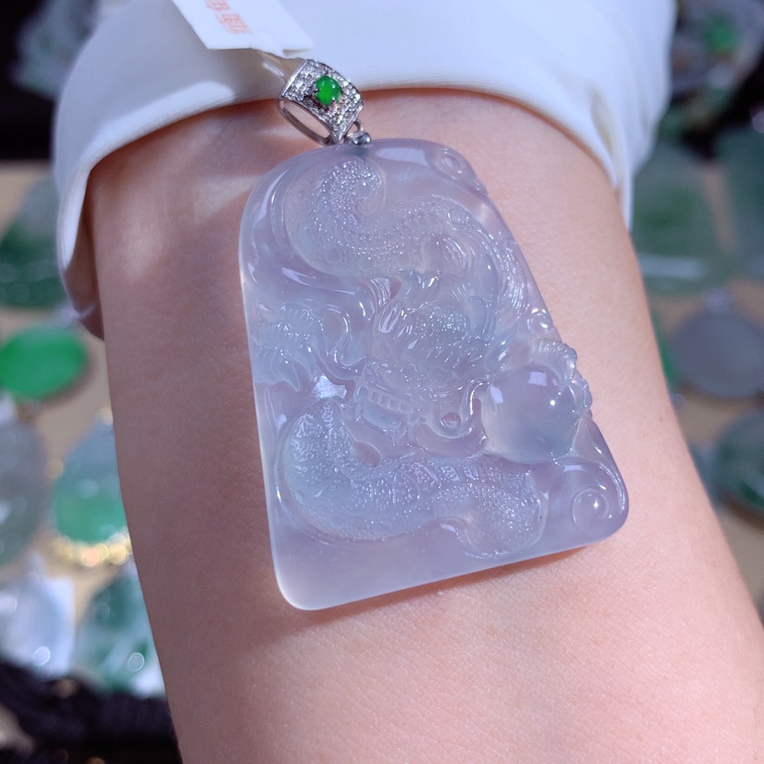 翡翠颈饰18K金镶嵌龙牌