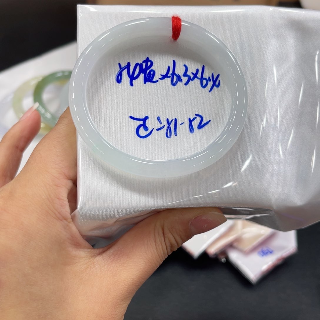 翡翠手镯未镶嵌翡翠