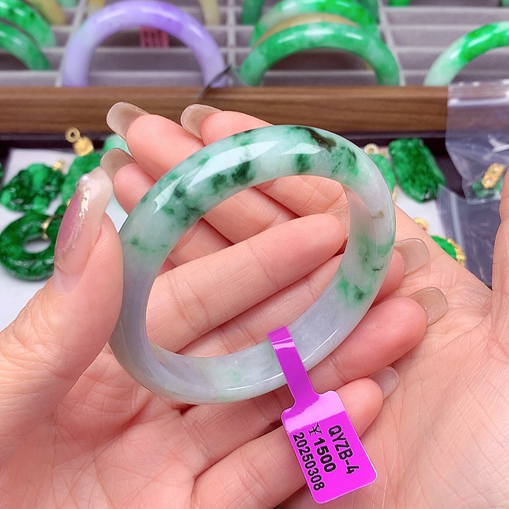 翡翠手镯未镶嵌翡翠