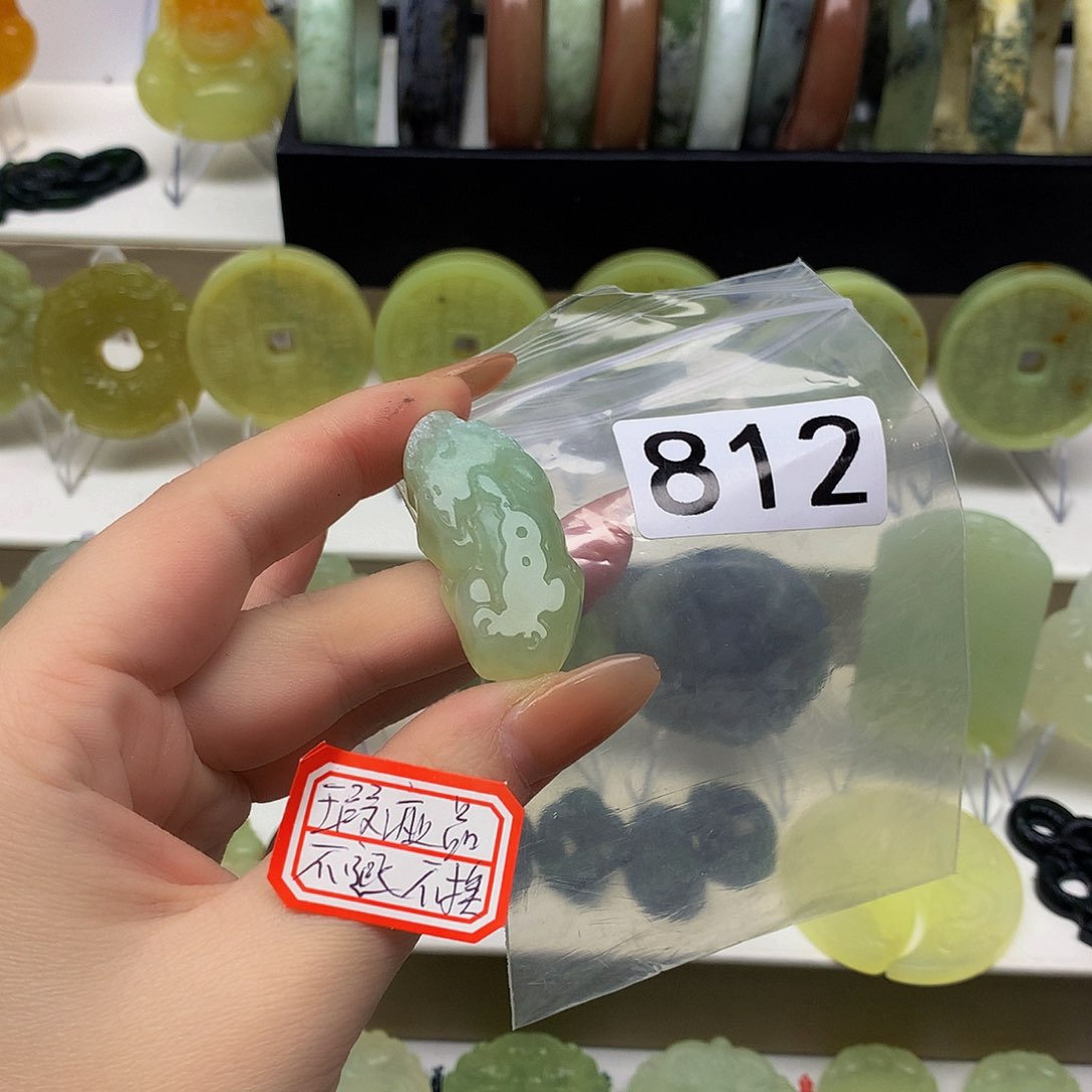 蛇纹石玉颈饰未镶嵌