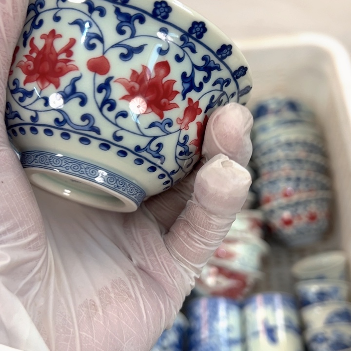 瓷片白青花釉里红缠枝莲压手杯全品