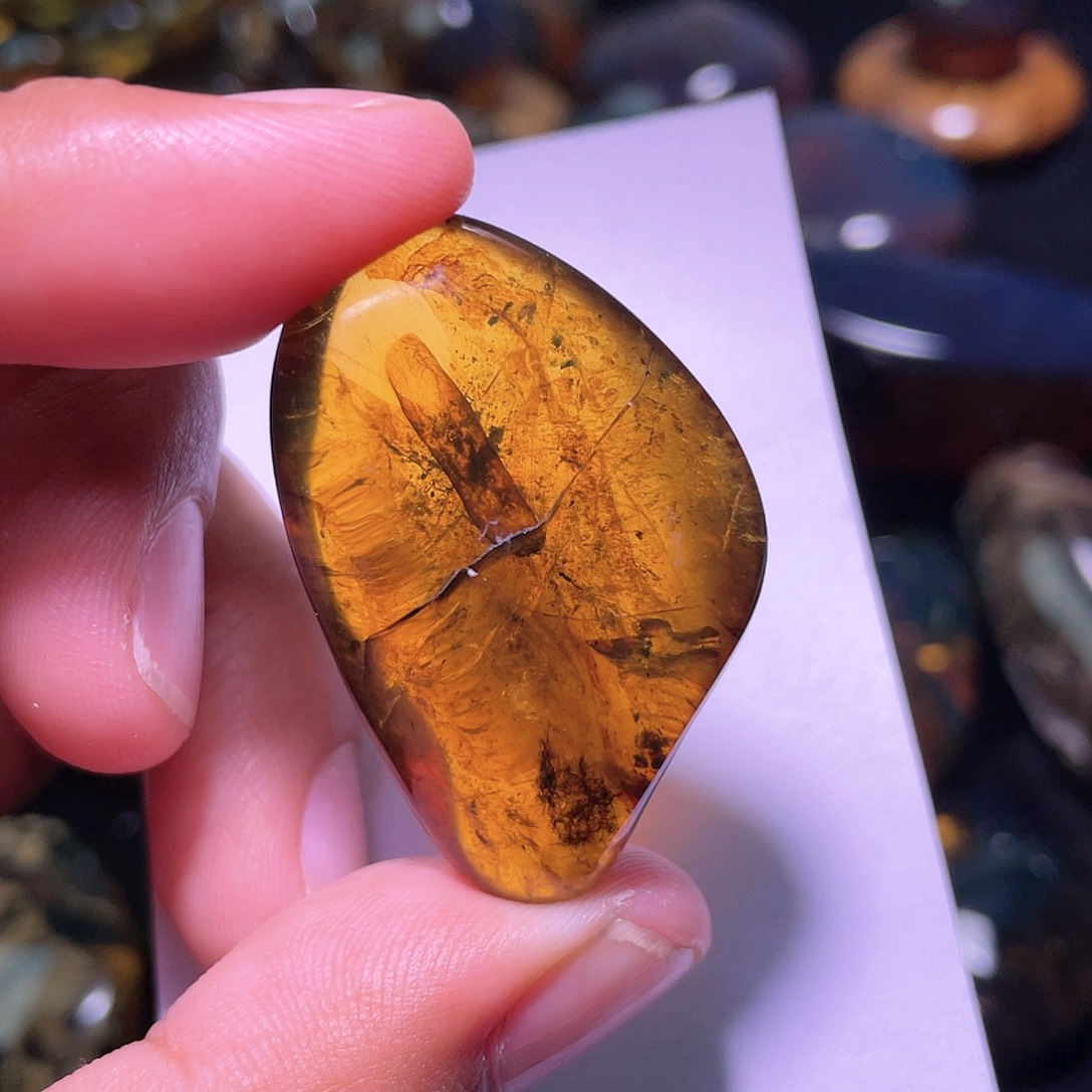 琥珀裸石未镶嵌，