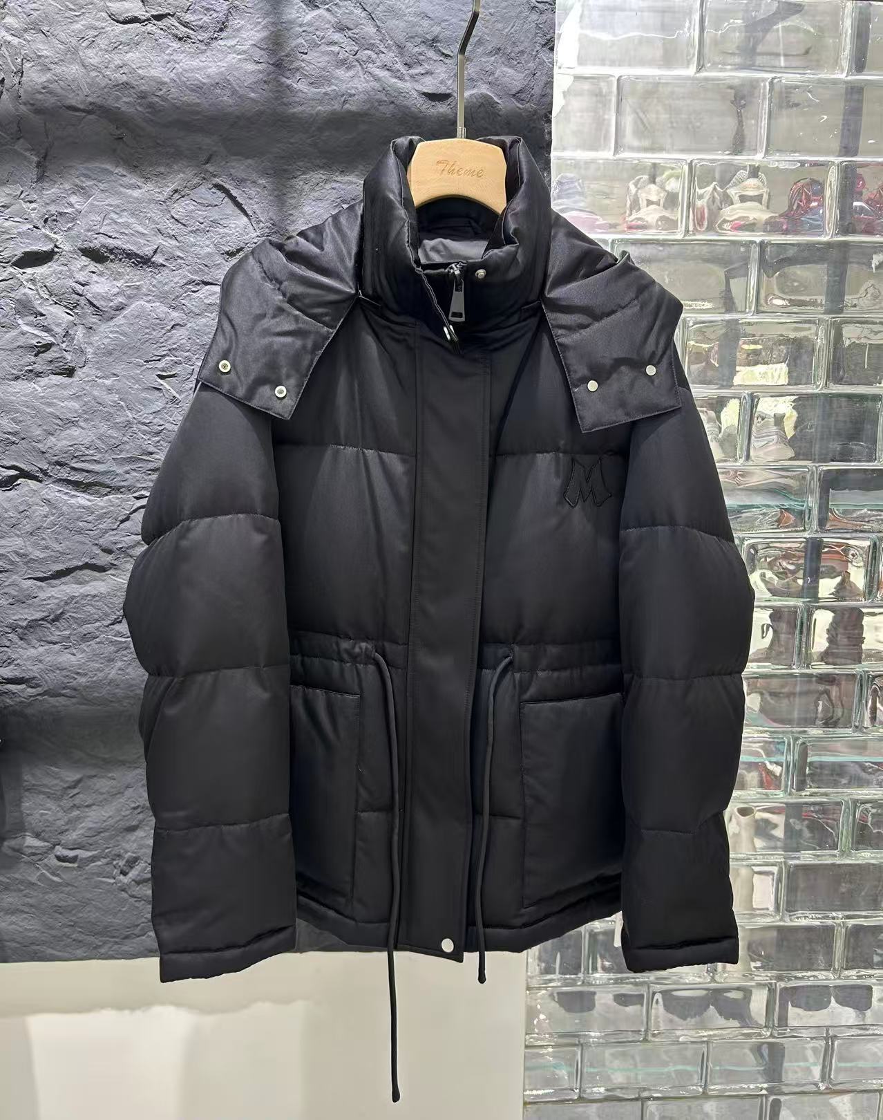 2405-37002 韩版休闲鹅绒收腰连帽女士桑蚕丝外套鹅绒服