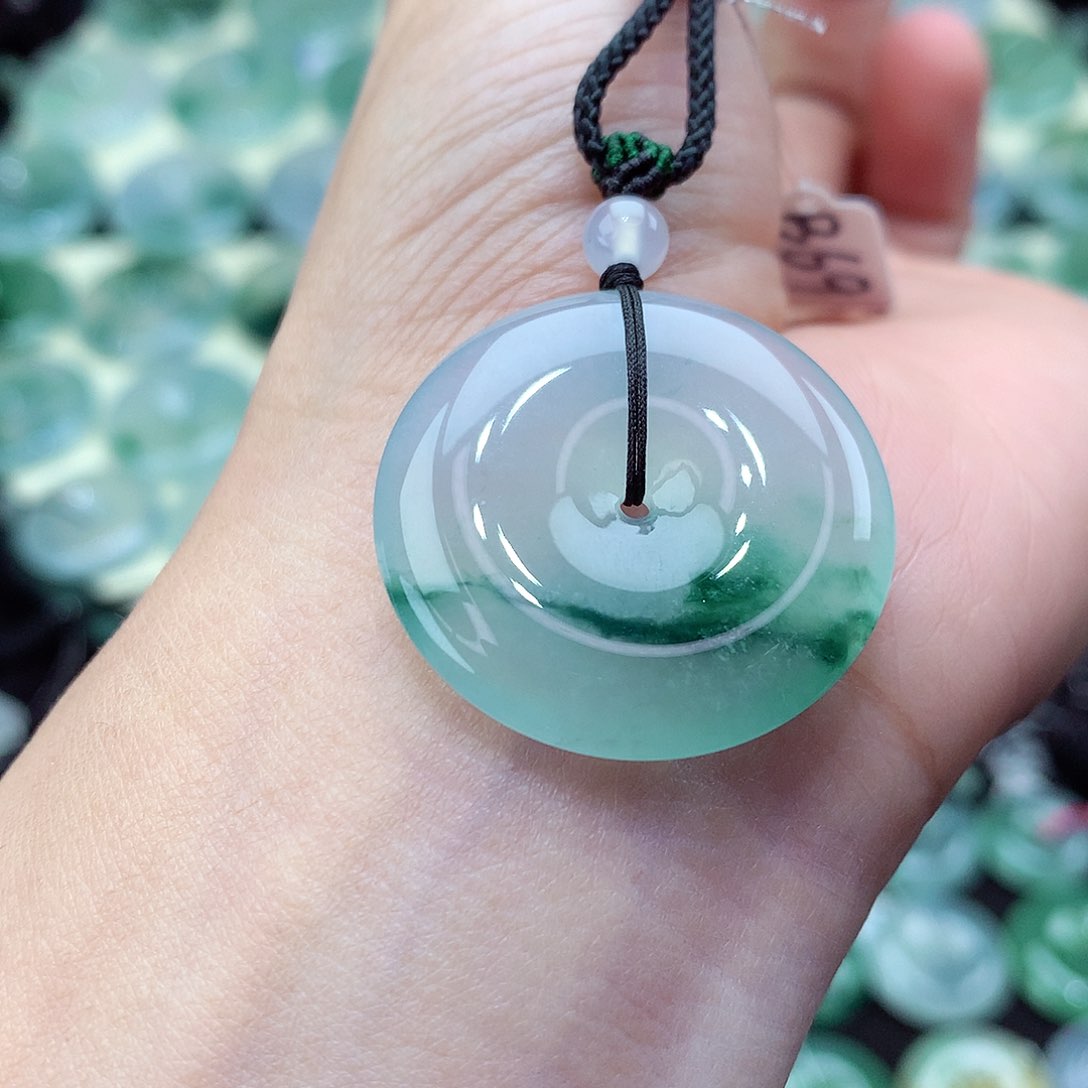 翡翠颈饰未镶嵌编号56。尺寸28.8-5.8