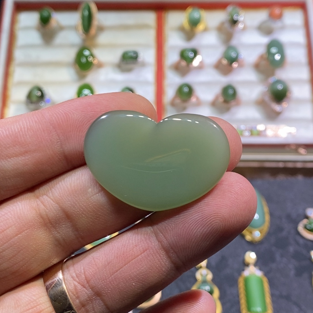 和田玉（碧玉）爱心裸石未镶嵌