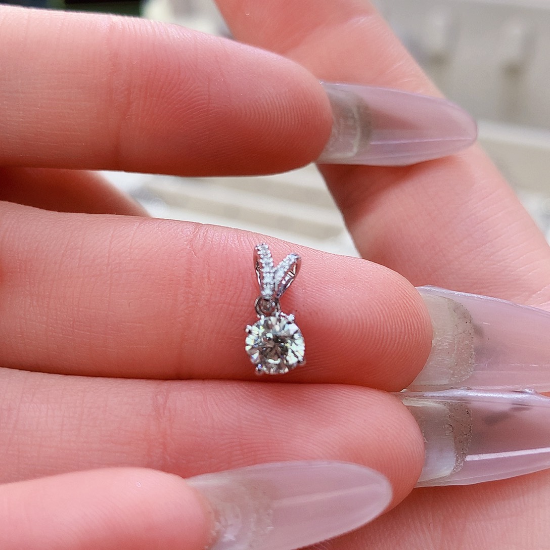 钻石吊坠(不含链)18K金镶嵌18k钻石吊坠