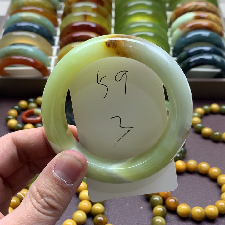 蛇纹石玉未镶嵌手镯