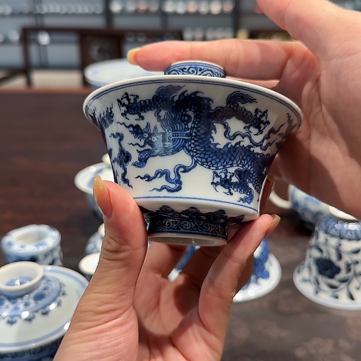 晴**合且斋龙纹马蹄盖碗