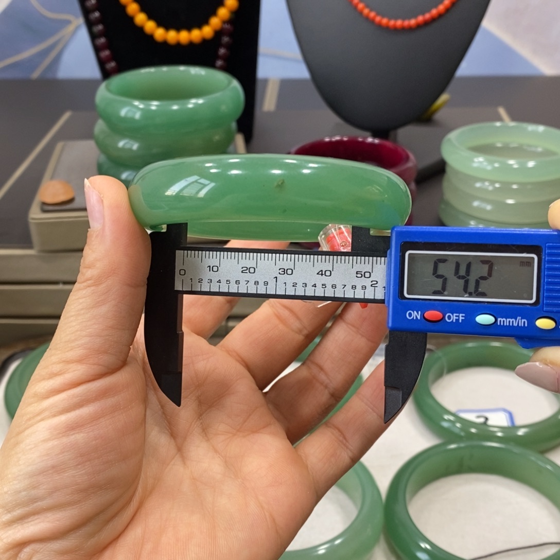 石英质玉未镶嵌颈饰