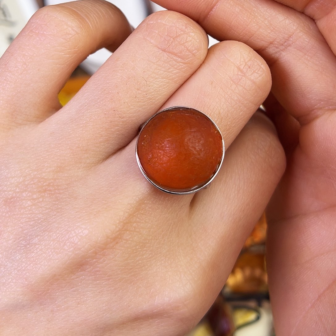 琥珀珠宝奇石未镶嵌。