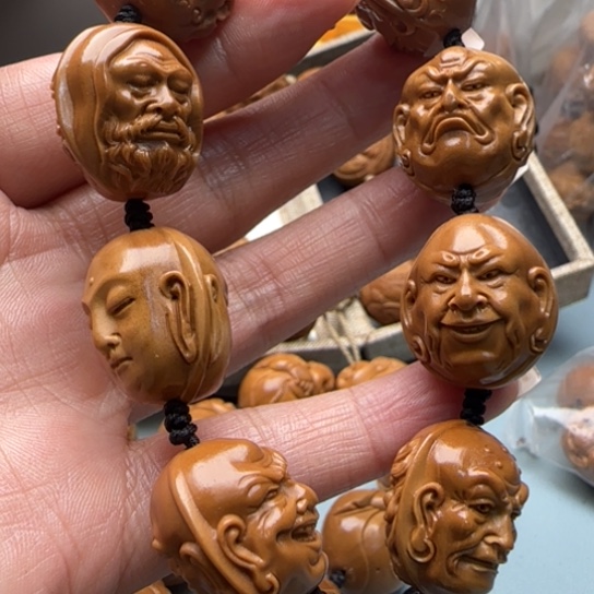 橄榄核手串雕刻工艺