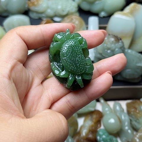 和田玉未镶嵌颈饰龍**人