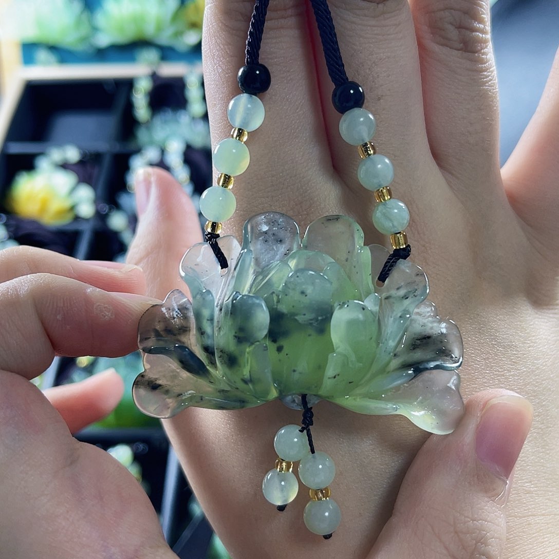 蛇纹石玉颈饰合金