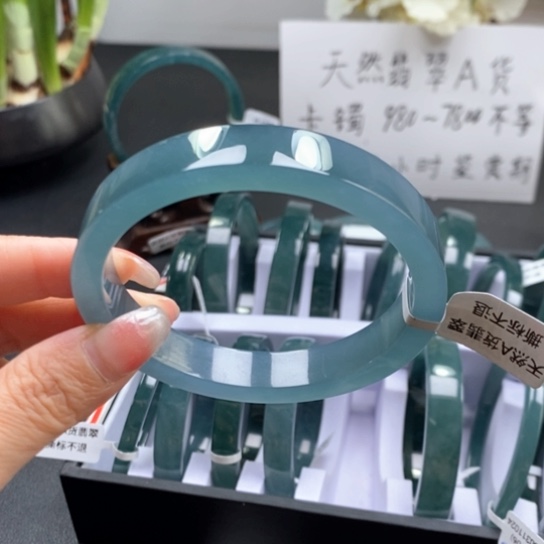 翡翠手镯未镶嵌64尺寸