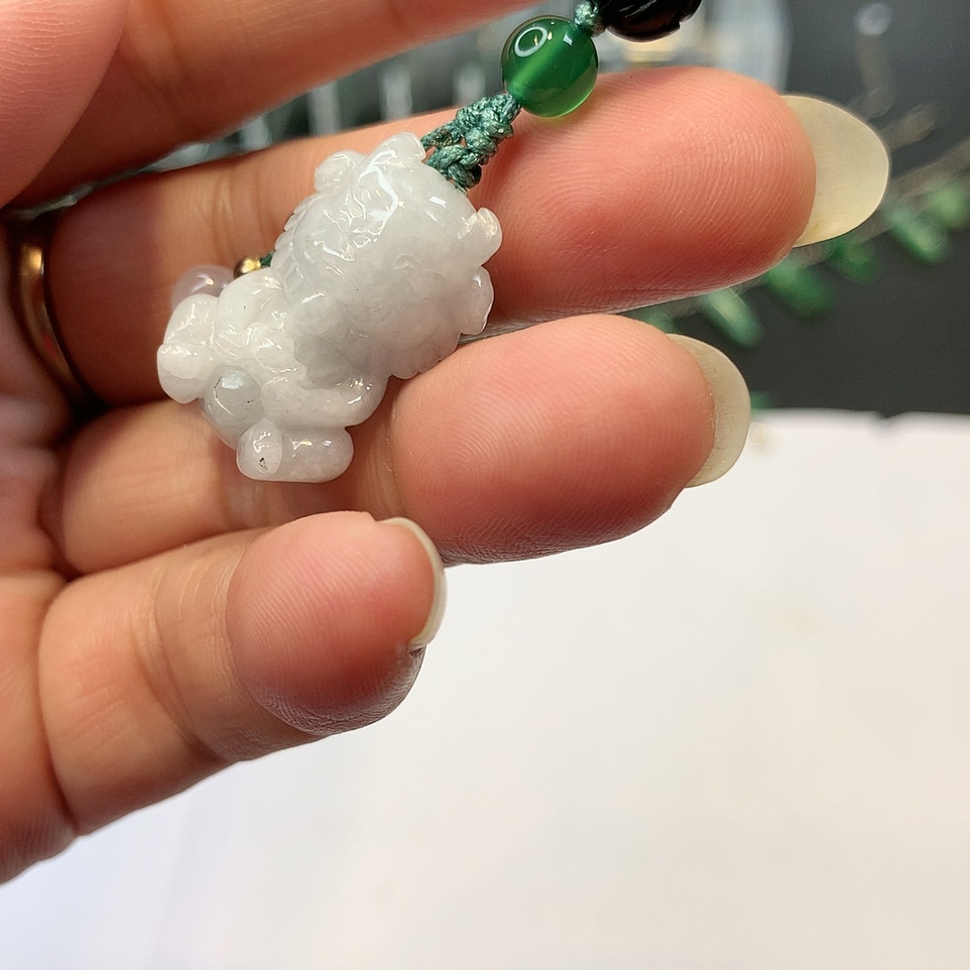 翡翠颈饰未镶嵌狮子