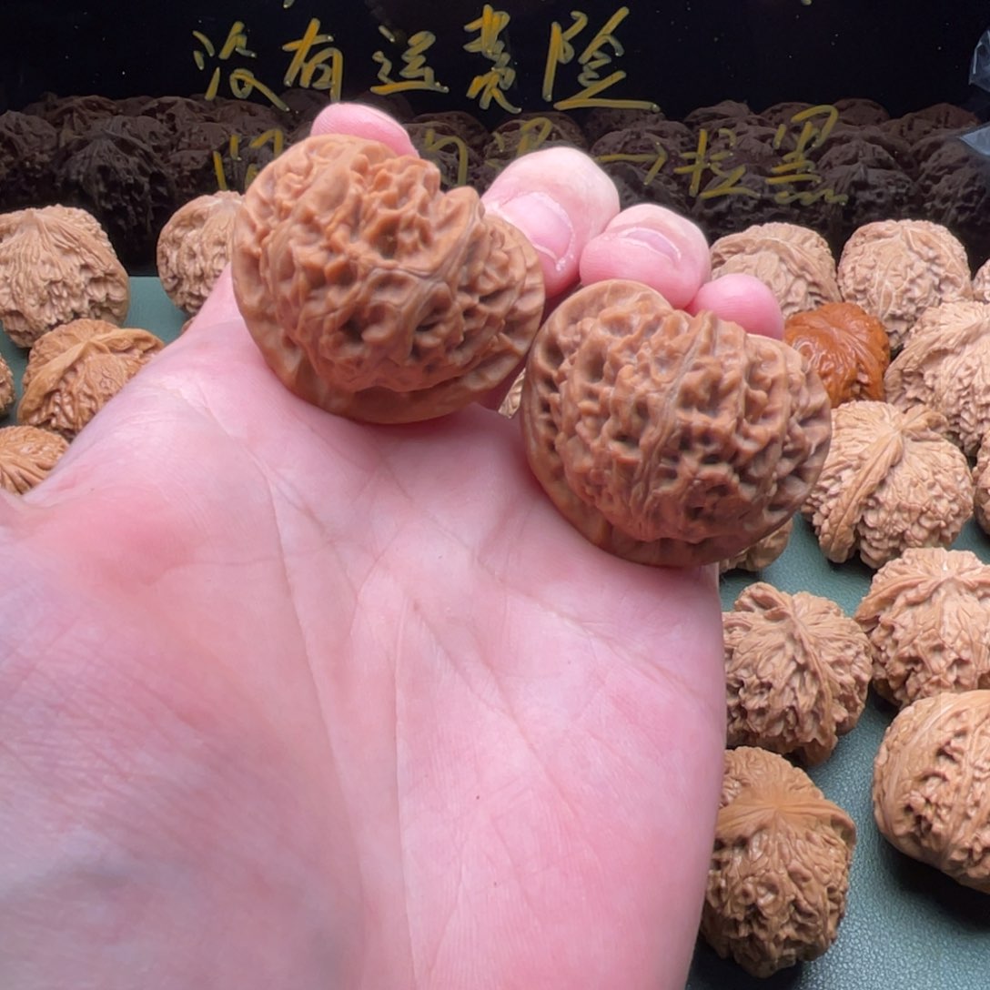 核桃把件39全品红皮桃心宫灯