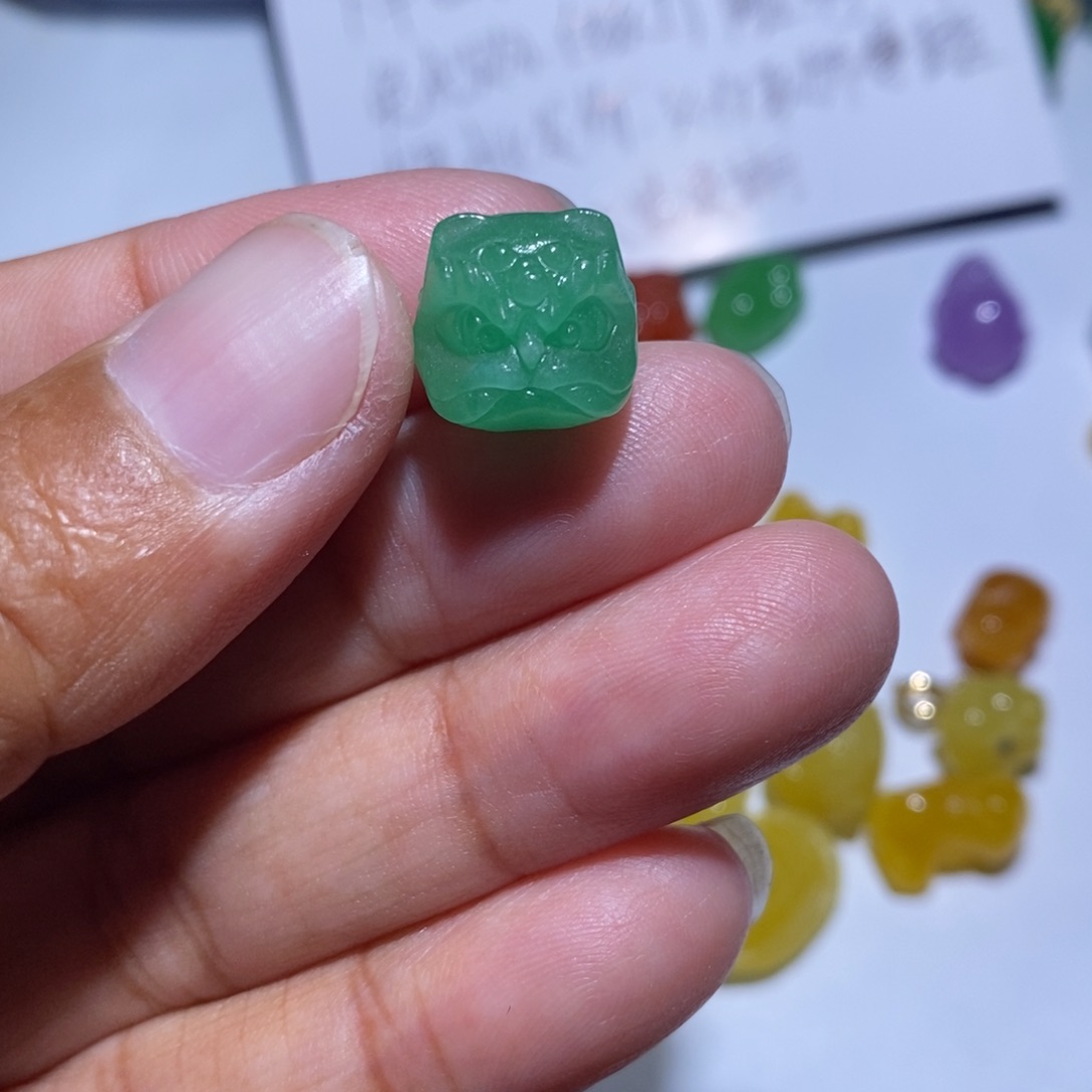 颈饰未镶嵌翡翠美