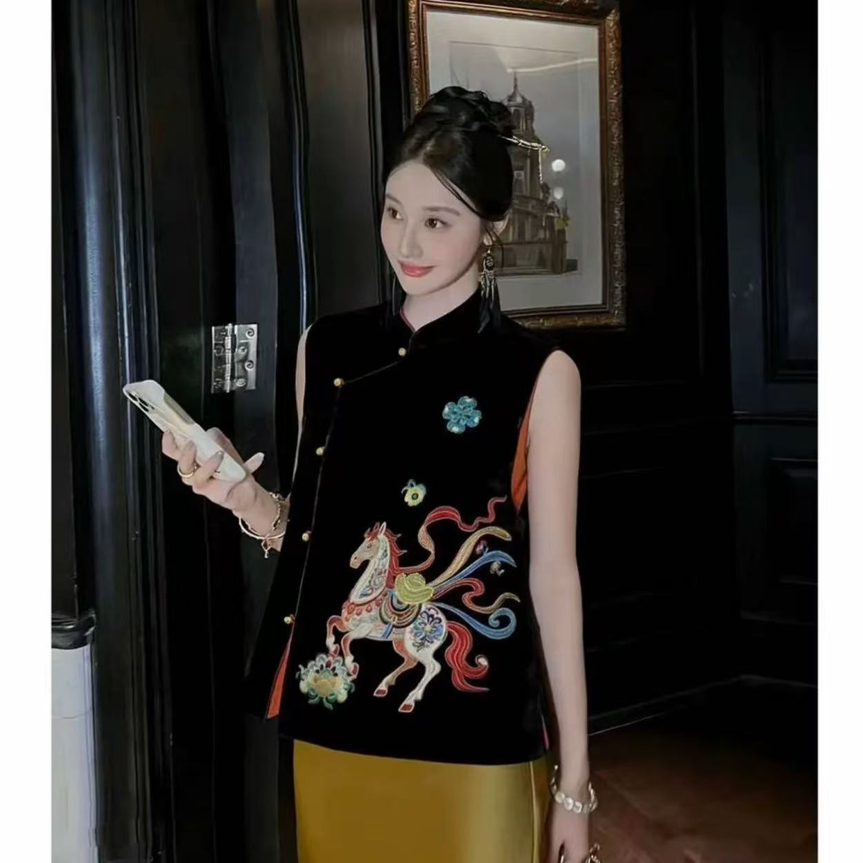 2026早春新款新中式国风马年本命年重工刺绣丝绒坎肩马甲上衣