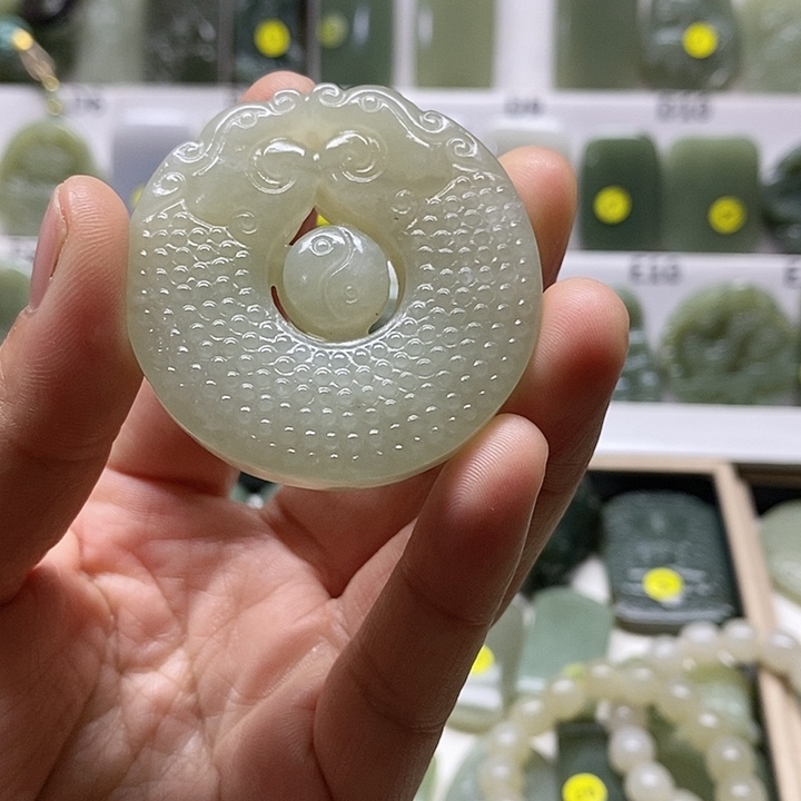 和田玉颈饰足铂镶嵌