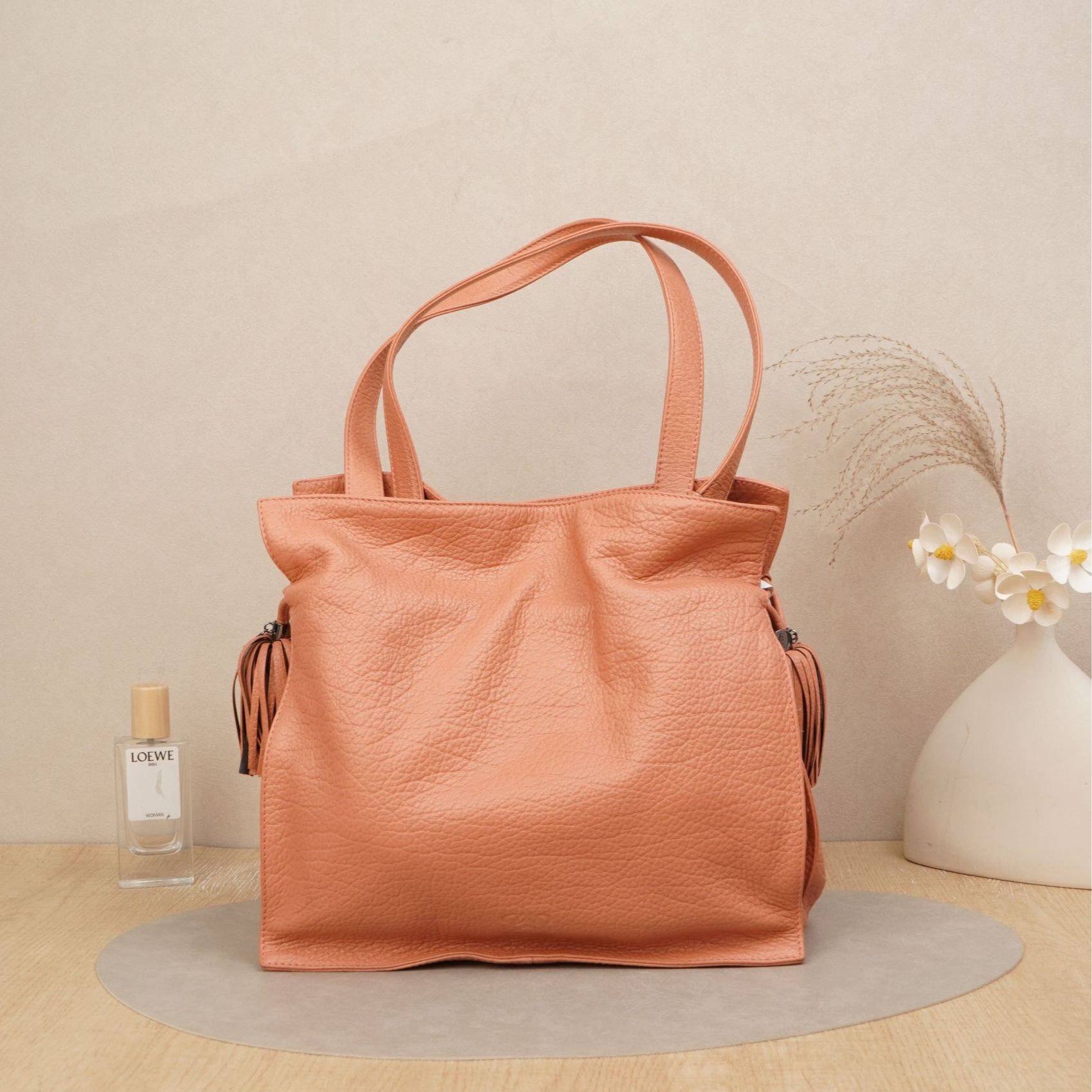 95新 LOEWE/罗意威 中古抽绳流苏福袋包杏粉色牛皮/DS035514