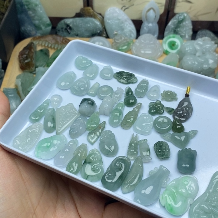 翡翠未镶嵌颈饰小滴溜一个