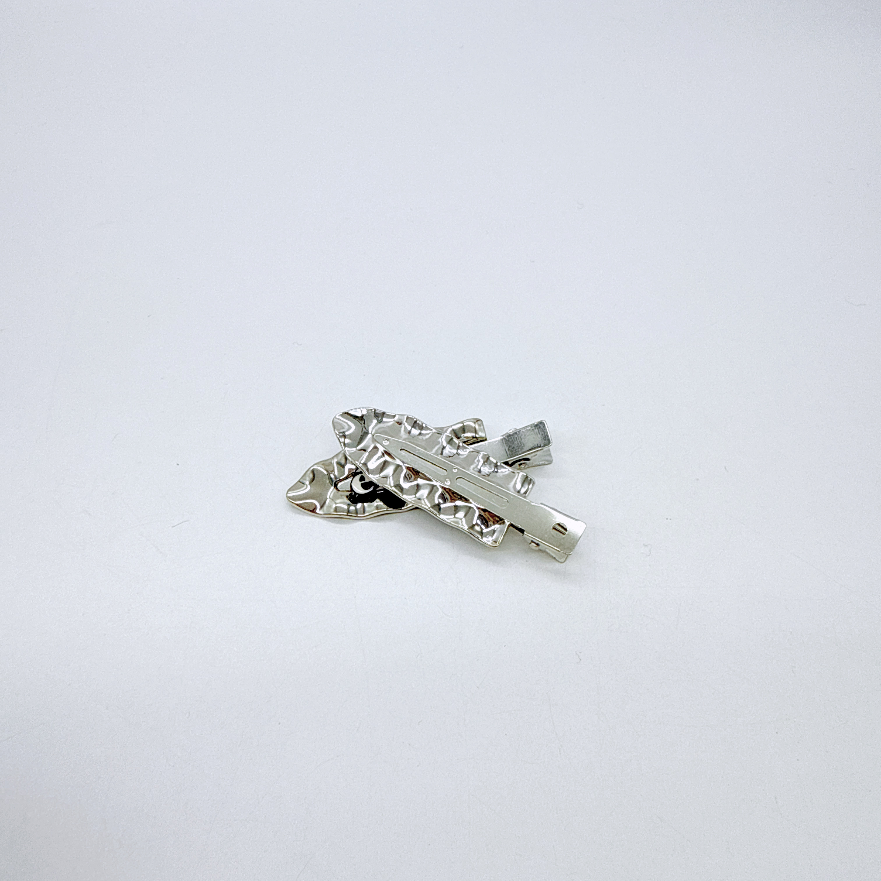 Mi33 银色波浪字母无痕鸭嘴夹 Y06062G2-1