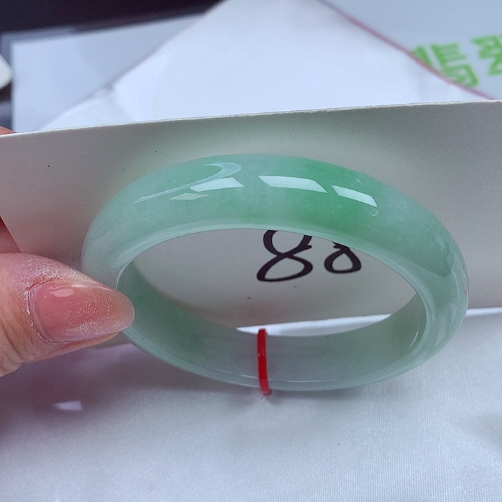 翡翠手镯未镶嵌翡翠